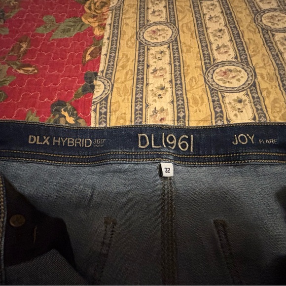 DL1961 Joy Flare Pulse Women's Jeans 32 EUC - Picture 2 of 8